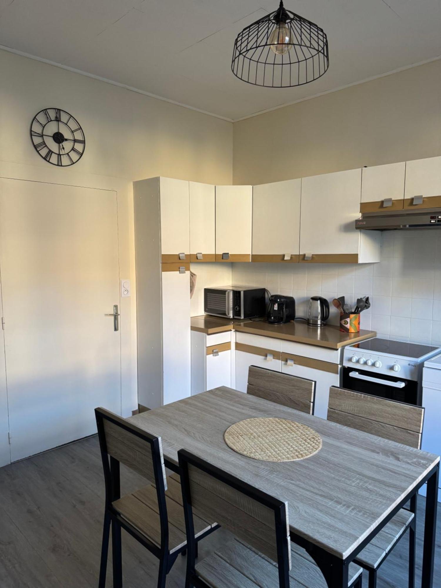Appartement T4 70M2 - Meuble - Centre Ville - Proche Thermes Lons-le-Saunier Kültér fotó